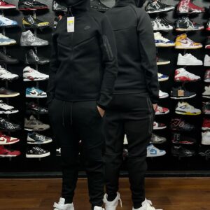 Conjunto Nike Tech Triple Black